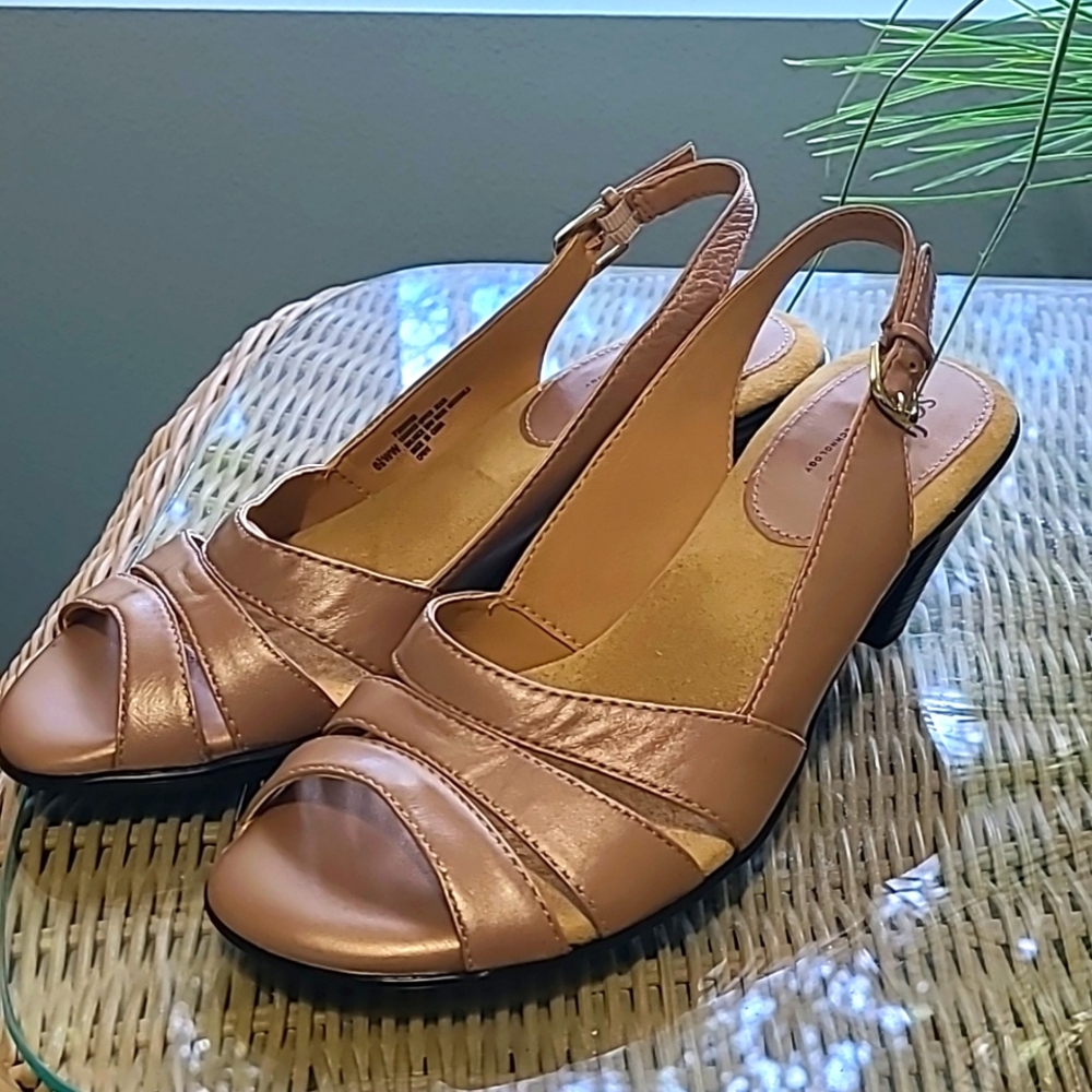 Softspot Dress Shoe, Almond/Gold
